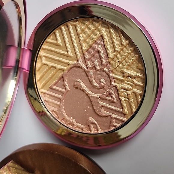 Pur X Barbie Confident Glow Signature Highlighter Pink Taffy & Bubbly - Picture 4 of 12